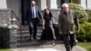La directrice financière de Huawei, Meng Wanzhou, portant un bracelet électronique à la cheville, devant sa maison, flanquée de gardes de sécurité privés à Vancouver, Colombie-Britannique, Canada, le 8 mai 2019. (REUTERS/Lindsey Wasson)