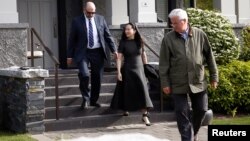 La directrice financière de Huawei, Meng Wanzhou, portant un bracelet électronique à la cheville, devant sa maison, flanquée de gardes de sécurité privés à Vancouver, Colombie-Britannique, Canada, le 8 mai 2019. (REUTERS/Lindsey Wasson)