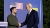 Президент США Джо Байден і президент України Володимир Зеленський тиснуть руки в день підписання безпекової угоди між США та Україною в Італії, 13 червня 2024 року. REUTERS/Kevin Lamarque