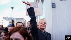 Вдова Олексія Навального - в черзі біля посольства Росії в Берліні