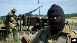Para pemberontak pro-Rusia berpatroli dekat Luhansk, Ukraina timur (2/7). (AP/Dmitry Lovetsky)