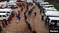 Distribution alimentaire durant l'épidémie de coronavirus dans le canton d'Alexandra, en Afrique du Sud, le 28 avril 2020.