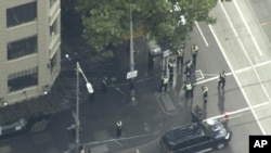 Un hombre apuñaló a tres personas, una de ellas fatalmente, en la segunda ciudad más grande de Australia, el viernes. 