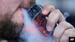 Los ceintíficos han encontrado que el uso de vaporizadores vuelve más vulnerables a los jóvenes de contraer el COVID-19.