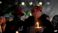 La gente asiste a una vigilia con velas por las víctimas de un tiroteo en un mitin por la victoria del Super Bowl de los Kansas City Chiefs el jueves 15 de febrero de 2024 en Kansas City, Missouri.