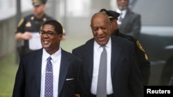 Actor and comedian Bill Cosby, right, arrives with his publicist, Andrew Wyatt, for jury selection for his sexual assault trial at the Montgomery County Courthouse in Norristown, Pennsylvania, April 4, 2018. 