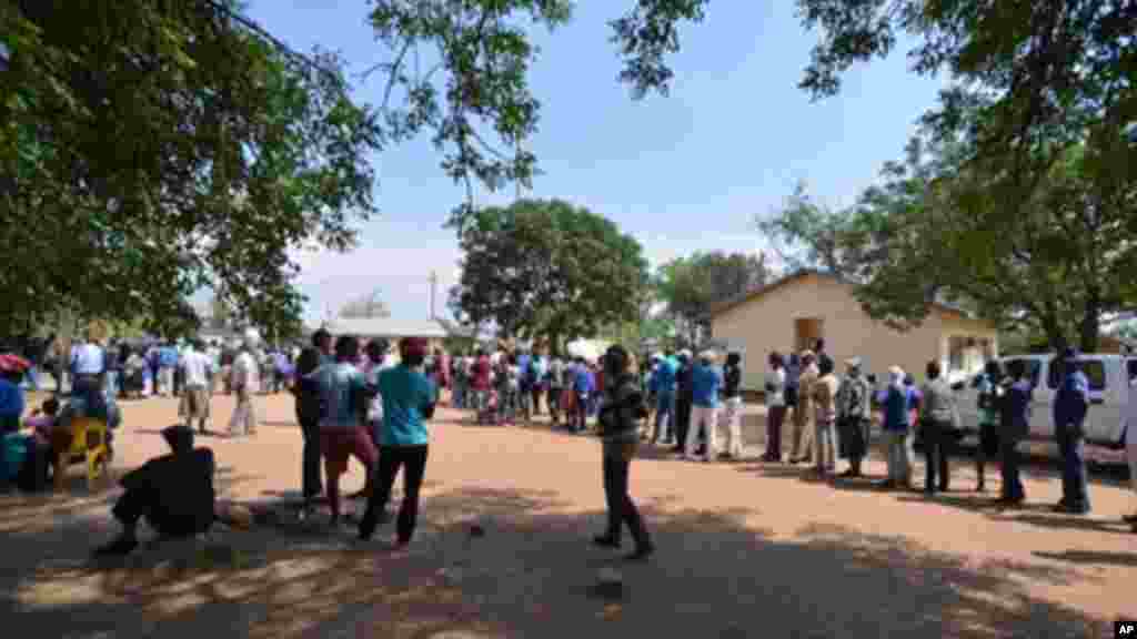 Les électeurs font la queue pour voter à un bureau de vote à Gaborone, au Botswana, le vendredi 24 octobre 2014. Les agents électoraux disent que le vote a commencé sans incident où des analystes estiment que le parti au pouvoir va gagner malgré le mécontentement croissant dans les zones urbaines.