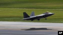 미 공군 F-22 '랩터' 스텔스 전투기가 일본 가데나 기지에서 이륙하고 있다. (자료사진)