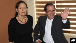 Christine Assange y el ministro de Relaciones Exteriores de Ecuador, Ricardo Patiño, en su encuentro de este lunes.