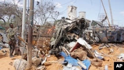 Fue uno de los ataques más mortíferos en tiempos recientes en Mogadiscio. El número de muertos podría aumentar, ya que decenas de personas heridas fueron llevadas a hospitales, informó el vocero del gobierno, Ismail Mukhtar, a The Associated Press.