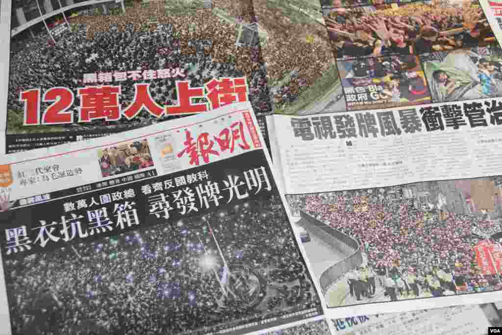 数万香港市民游行到政府总部集会抗议政府电视发牌黑箱作业(美国之音图片/海彦拍摄)