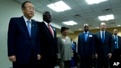 De la gauche: le Secrétaire général des Nations unies Ban Ki-moon, le président de la Sierra Leone, Ernest Bai Koroma, la présidente du Libéria, Ellen Johnson Sirleaf, le président de la Guinée, Alpha Condé, et le président de la Banque mondiale, Jim Yong Kim, vendredi 17 avril 2015..