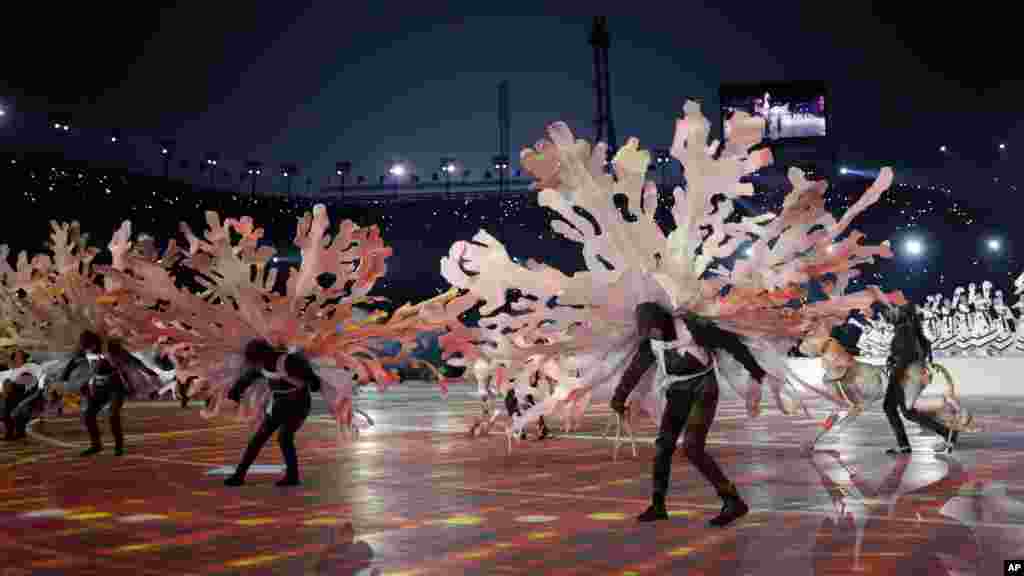'Yan rawa na taka rawa yayin da da ake bude wasan Olympics a Pyeongchang, Korea ta Kudu, Faburairu. 9, 2018.
