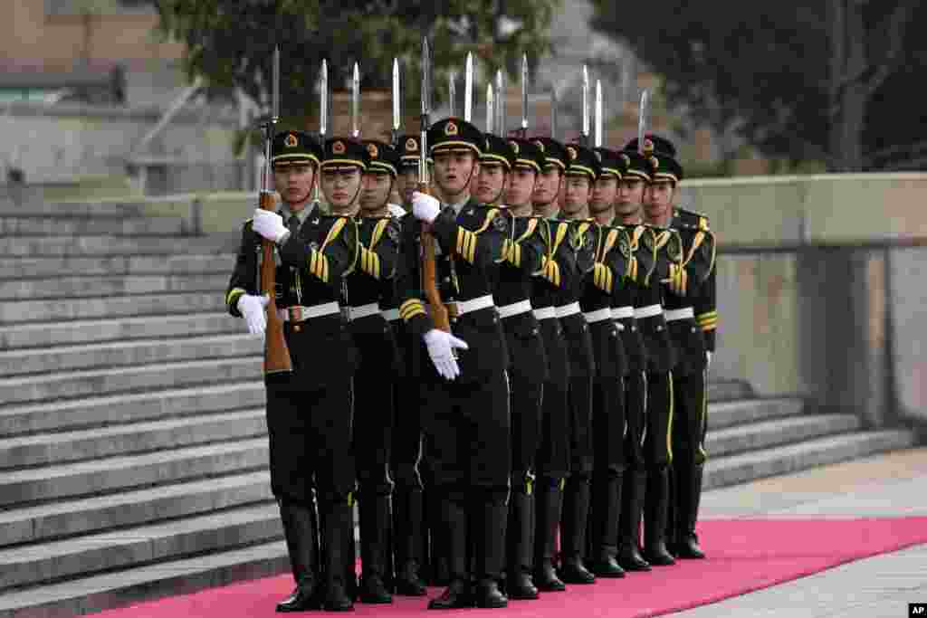 Anggota pasukan kehormatan China berbaris di luar Balai Besar Rakyat di Beijing setelah upacara menyambut Presiden Sri Lanka Mahinda Rajapaksa.