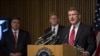 Ron Hosko, directeur adjoint de la Division des enquêtes criminelles du FBI, à droite, prend la parole lors d'une conférence de presse au siège du FBI à Washingotn, le lundi 29 Juillet 2013, à propos de l'opération «Cross Country."