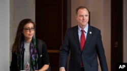 លោក Adam Schiff ប្រធាន​គណៈកម្មការ​ស៊ើប​អង្កេត​របស់​សភា​ បាន​មក​ដល់​កិច្ច​ប្រជុំ​បិទ​ទ្វារ​នៅ​វិមាន​កាពីតូល ក្នុង​រដ្ឋធានី​វ៉ាស៊ីនតោន កាល​ពី​ថ្ងៃ​ទី​១៥ តុលា ២០១៩។
