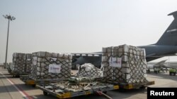 一架美國空軍運輸機在新德里英迪拉·甘地國際機場貨運站卸下新冠疫情救援物資。 (2021年4月30日)