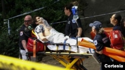 El herido sufrió lesiones en una pierna, y tras ello fue trasladado inmediatamente a un hospital por equipos de emergencia.