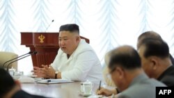 김정은 북한 국무위원장이 지난 7일 노동당 중앙위원회 제7기 제13차 정치국 회의를 주재했다고, 조선중앙통신이 다음날 보도했다.