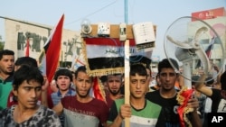 Thousands of Iraqis have braved the scorching summer heat to stage the protest against government corruption in Tahrir Square in Baghdad, Aug. 7, 2015.