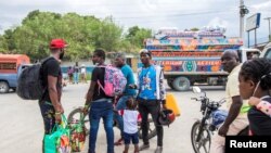 Wahamiaji raia wa Haiti waliowasili baada ya vyombo vya usalama kuwasafirisha kutoka Texas waliwasili Jumapili uwanja wa ndege huko Port-au-Prince, Sept. 19, 2021.REUTERS/Ralph Tedy Erol
