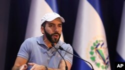 El presidente de El Salvador, Nayib Bukele, en conferencia de prensa después de votar en las elecciones generales, en San Salvador, el domingo 4 de febrero de 2024. El Salvador regresó a las urnas el domingo 3 de marzo para elegir a autoridades municipales.