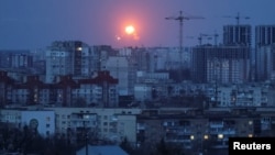 Se ve una explosión de un misil en el cielo sobre la ciudad durante un ataque con misiles rusos, en medio del ataque de Rusia contra Ucrania, en Kiev, Ucrania, el 7 de febrero de 2024. REUTERS/Gleb Garanich
