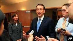 former Minnesota Gov. Tim Pawlenty (center) (file photo)