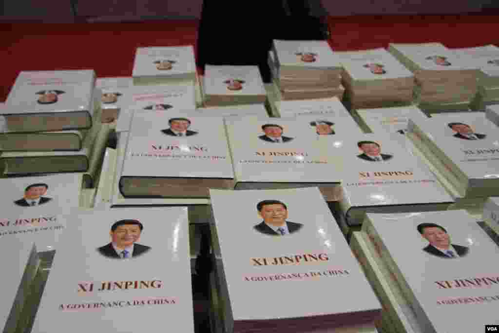 2014 APEC 新聞中心現場贈閱書籍,封面印有習近平 (美國之音東方拍攝)