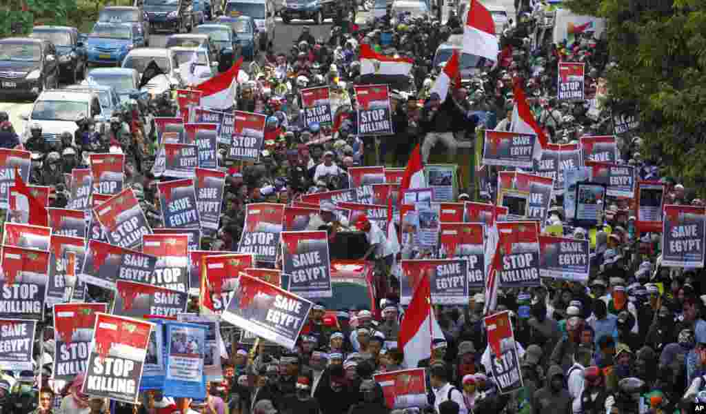Warga Indonesia berdemonstrasi memprotes kekerasan terhadap pendukung presiden terguling Mohamed Morsi di Mesir (16/8). (AP/Achmad Ibrahim)