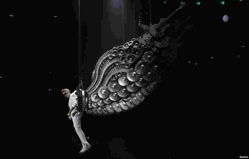 Penyanyi asal Kanada, Justin Bieber tampil di gedung Staples Center selama tour di Los Angeles, California, AS.