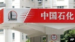 香港加油站一名工人在为汽车加油（资料照）