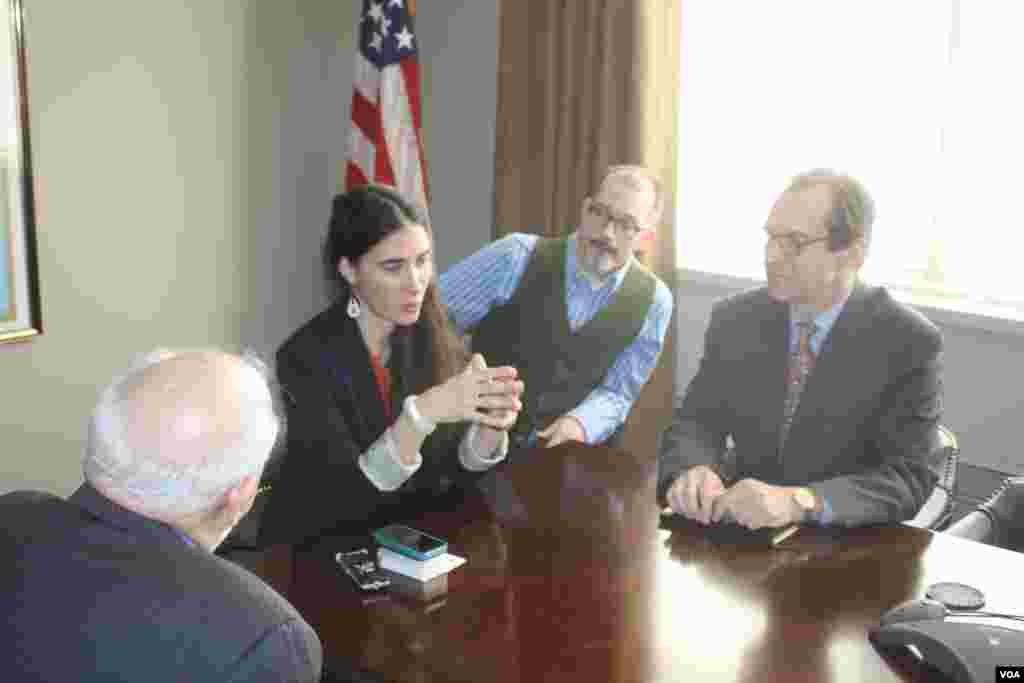 Yoani Sánchez se reúne en la sede de la VOA con Dick Lobo, director de IBB y David Ensor, director de la Voz de América.