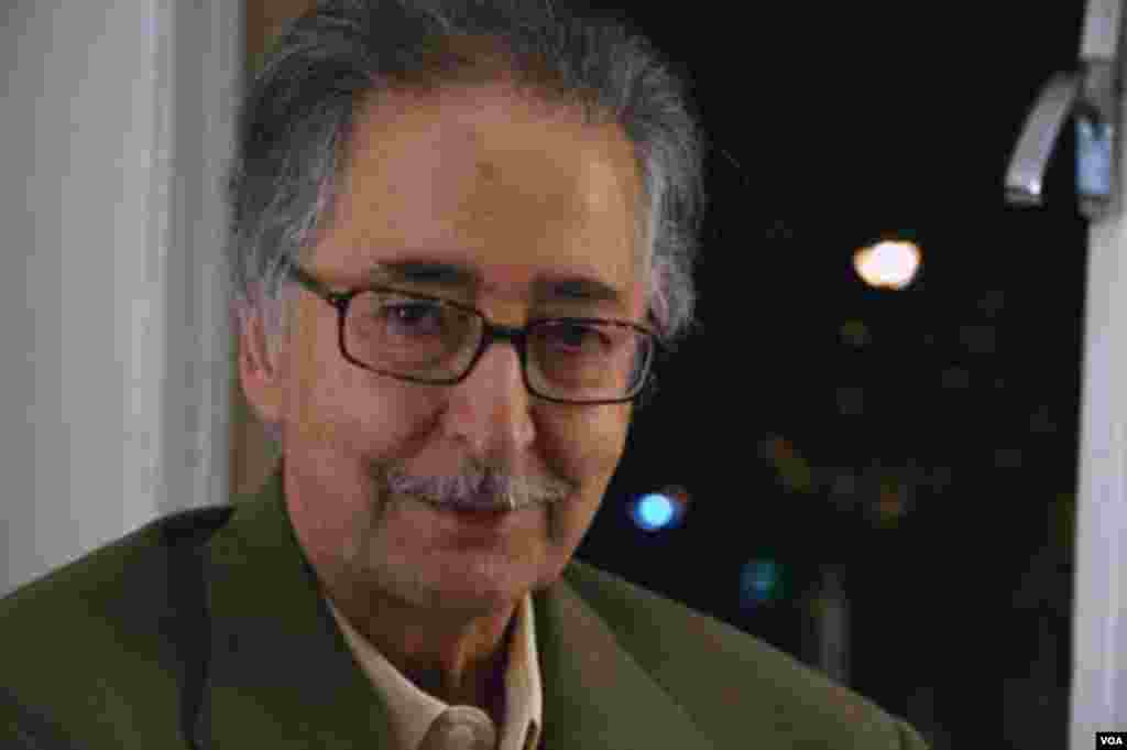 ابوالحسن بنی صدر - اولین رییس جمهوری تاریخ ایران در خرداد سال ۱۳۶۰ از مقام خود عزل و ناچار به ترک ایران شد. او به همانجایی که با پرواز انقلاب آمده بود بازگشت و به جرگه مخالفان سیاسی حکومت ایران پیوست.
