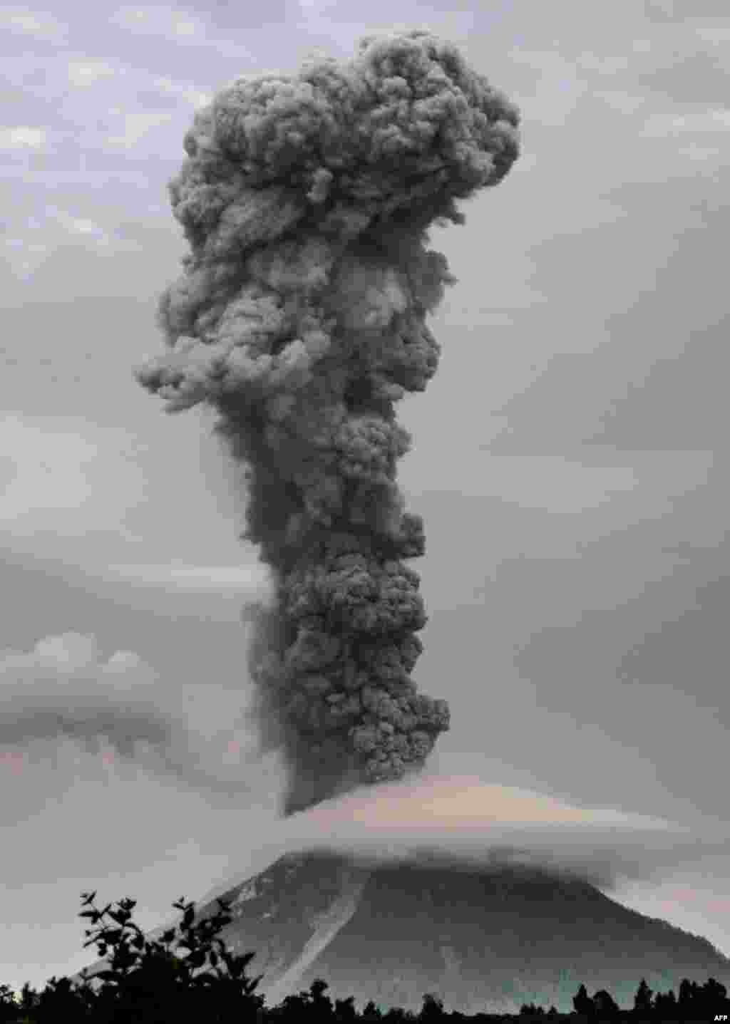 Gunung berapi Sinabung kembali memuntahkan abu vulkanik tebal terlihat dari Brastagi, Karo, Sumatra Utara.