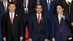 Presiden Joko Widodo bersama Presiden China Xi Jinping (kiri) dan Perdana Menteri Jepang Shinzo Abe dalam KTT Asia Afrika di Jakarta (22/4). (AP/Dita Alangkara)