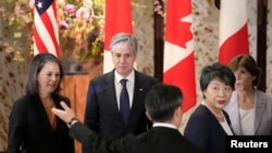 美國國務卿安東尼·布林肯（Antony Blinken，左二）2023年11月8日在東京出席G7外長會議。 （媒體聯訪照片）