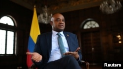 El ministro de Relaciones Exteriores de Colombia, Luis Gilberto Murillo, durante una entrevista en Bogotá. 