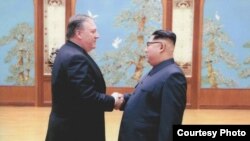 លោក Pompeo (ឆ្វេង) និង​លោក គីម ជុងអ៊ុន ជួប​គ្នា​នៅ​ទីក្រុង​ព្យុងយ៉ាង​ ប្រទេស​កូរ៉េ​ខាង​ជើង កាល​ពី​ចុង​សប្តាហ៍។
