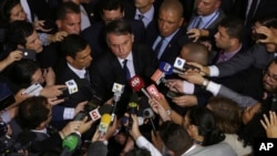 Presiden Brazil Jair Bolsonaro dikelilingi wartawan di Brasilia, 7 Mei 2019. 