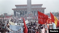 资料照：聚集在天安门广场要求政治经济改革和反腐败的几十万示威民众。（1989年5月17日）