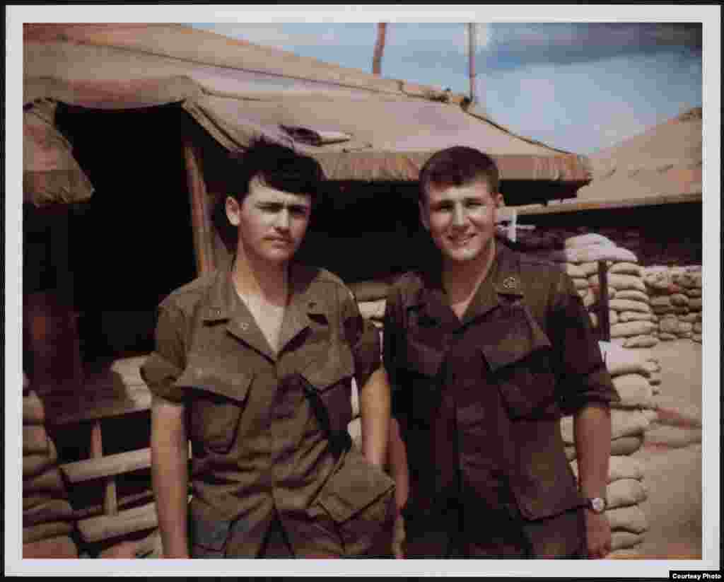Chak Xeygl (o&#39;ngda) Vyetnamda xizmatda. 1968-yilgi surat.