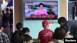 지난 3일 서울역에서 한국 시민들이 북한의 수소탄 실험 성공 소식을 보도하는 TV 뉴스를 시청하고 있다.