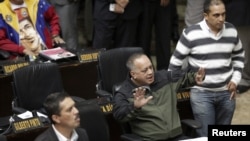 Diosdado Cabello (C), deputy of Venezuela's United Socialist Party (PSUV), gestures during a session of the National Assembly in Caracas, Jan. 13, 2016. Three Venezuelan opposition lawmakers gave up their seats on Wednesday to try to defuse an acrimonious power dispute between President Nicolas Maduro's government and the newly opposition-led National Assembly.