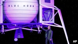 Jeff Bezos presenta un modelo del alunizador Blue Moon, en Washington. 9-5-19. (AP Foto/Patrick Semansky).