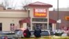 Polisi berjaga di luar supermarket King Soopers, yang menjadi lokasi penembakan massal, di Boulder, Colorado, Senin, 22 Maret 2021. (Foto: David Zalubowski/AP)