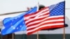 Bendera AS dan Uni Eropa di Bandara Internasional Dulles, di Chantilly, Virginia, AS, 18 Mei 2012. (Foto: AP)