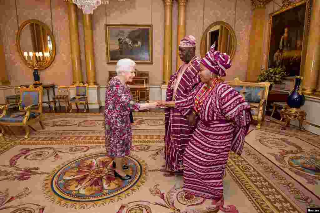 ម្ចាស់ក្សត្រីអង់គ្លេស Elizabeth ជួបជាមួយនឹង George Adesola Oguntade ឧត្តមស្នងការនៃ សាធារណរដ្ឋសហព័ន្ធនីហ្សេរីយ៉ានិងភរិយាអ្នកស្រី Oguntade ខណដែលលោក Oguntade បង្ហាញលិខិតភាតរភាពអំឡុងការជួបសម្ងាត់មួយនៅវិមាន Buckingham ទីក្រុងឡុងដ៏។ 