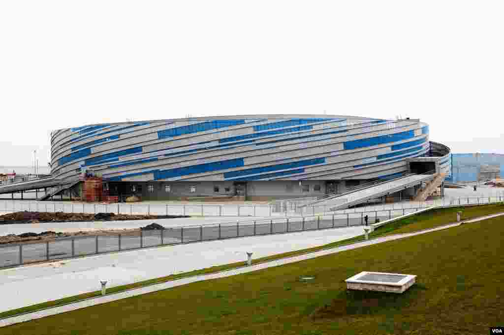 This speed skating rink will be used for the Olympic Games and then dismantled, Sochi, Russia, March 15, 2013. (V. Undritz/VOA)