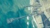 ARCHIVO - Imagen facilitada por el Mando Central de Estados Unidos muestra a soldados del Ejército estadounidense asignados a la 7ª Brigada de Transporte en el Muelle Trident en la costa de la Franja de Gaza el 16 de mayo de 2024.